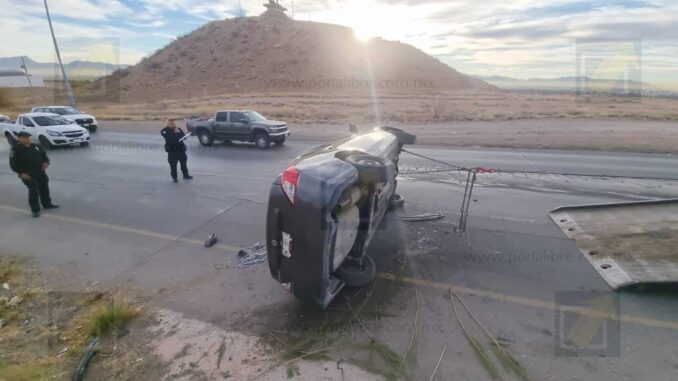 Vuelca familia en autopista Aldama Chihuahua; sólo daños