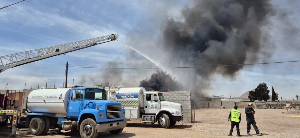 Controlan bomberos incendio en fábrica de tarimas