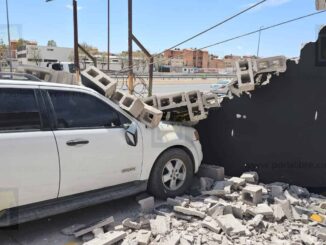 Colapsa barda en Los Nogales y aplasta dos vehículos