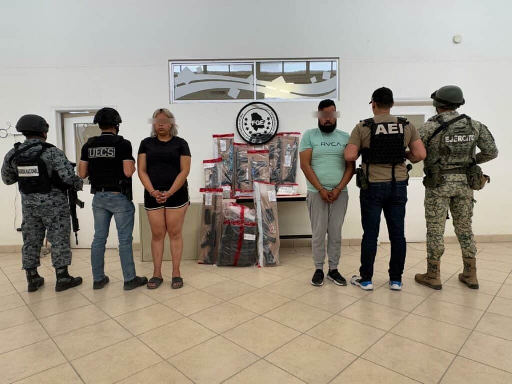 Vinculan a proceso a pareja detenida en posesión de un arsenal y cocaína