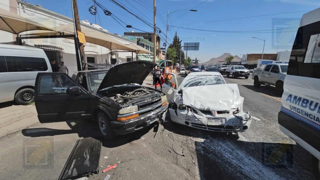 Bomberos rescatan a 2 personas atrapadas durante aparatoso accidente vial en la Santa Rosa