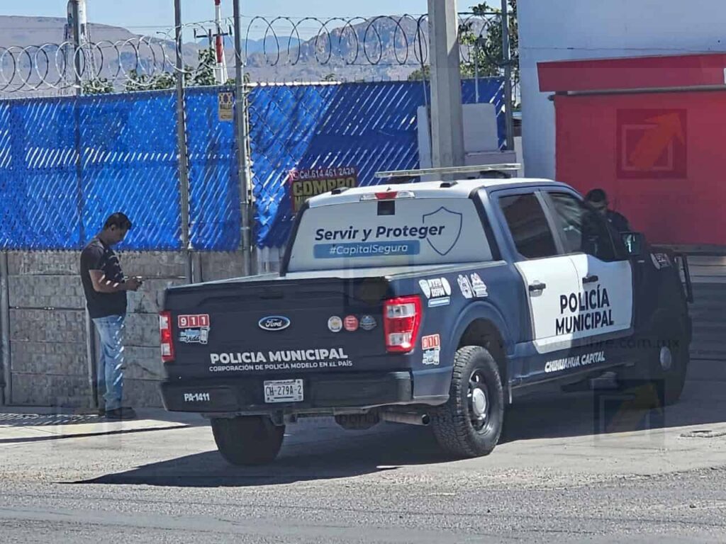 Roban camioneta y herramientas de una constructora en la colonia Granjas