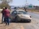 Trasladan al hospital a dos tripulantes de un automóvil volcado en la carretera a Aldama