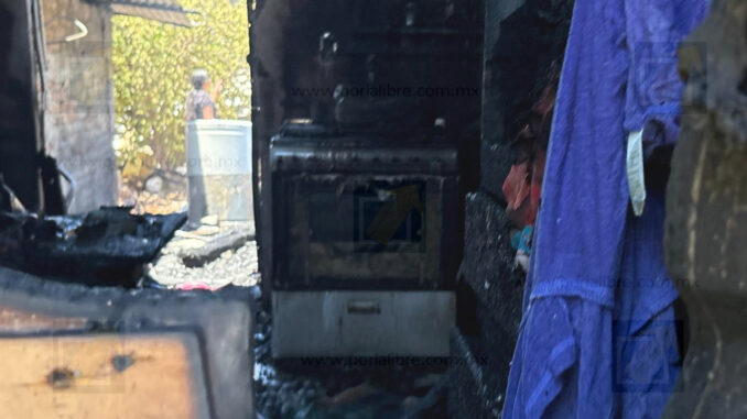 Incendio en baldío provoca daños en casas de la colonia Lázaro Cárdenas