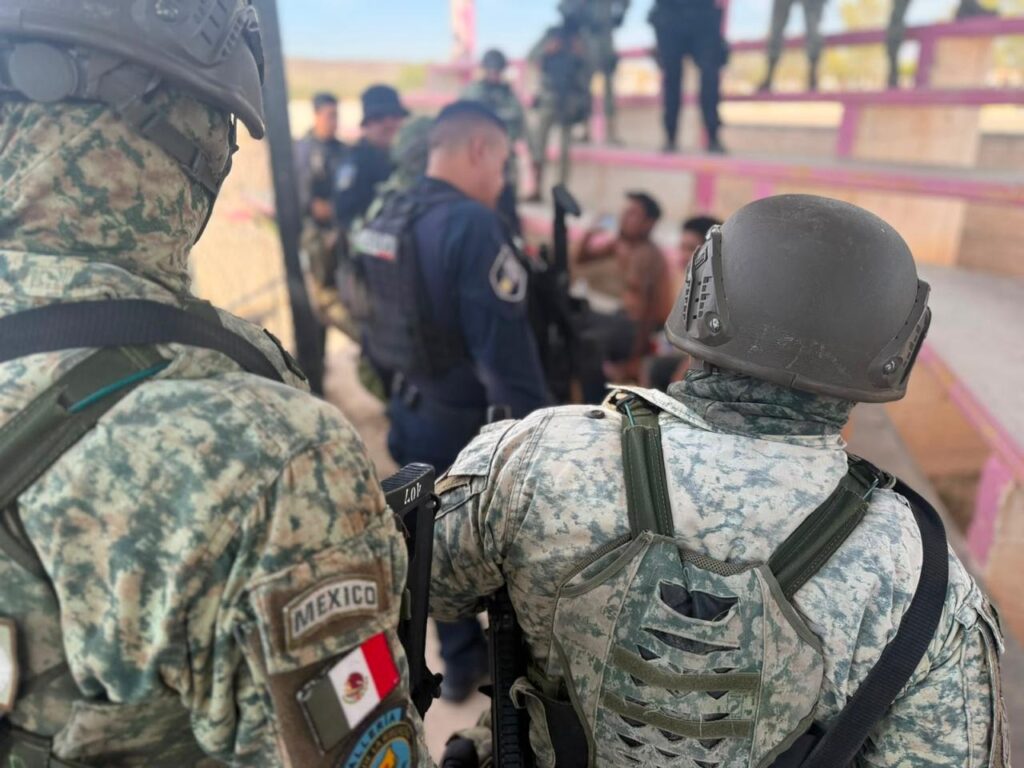 Rescatan a tres personas en Coyame del Sotol